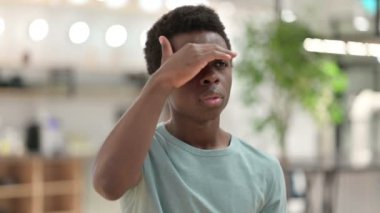 Yeni Fırsat Arayan Genç Afrikalı Adam