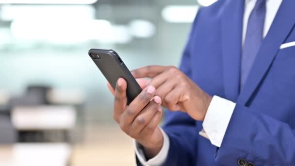 Afrikaanse zakenman met behulp van Smartphone, Text Messaging — Stockvideo