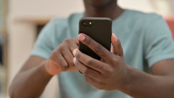 Primer plano de African Man usando Smartphone — Vídeos de Stock