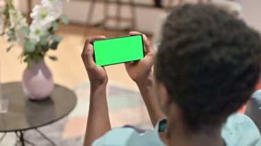 Krom Ekran ile Akıllı Telefon İzleyen Afrikalı Adam 