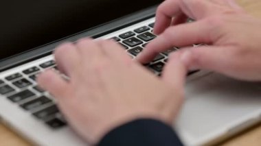 Dizüstü bilgisayarda yazan kadını kapat 