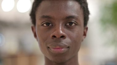 Gülümseyen Afrikalı Genç Adam 'ın yakın çekimi