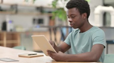 Tablet kullanan Ciddi Profesyonel Afrikalı Genç Adam