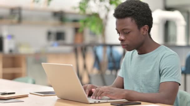 Nadšený mladý Afričan slaví úspěch na notebooku — Stock video