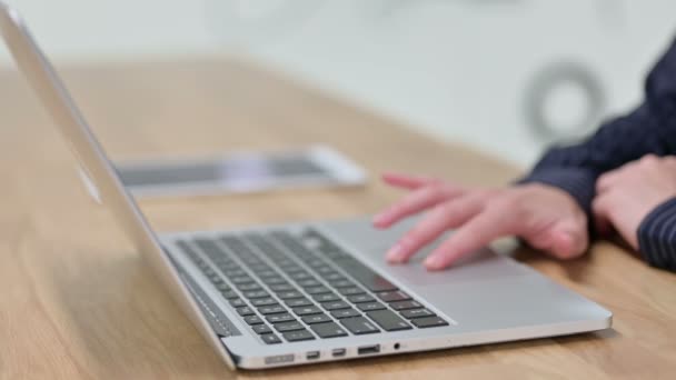 Touchpad de rolagem de mão feminina de laptop — Vídeo de Stock