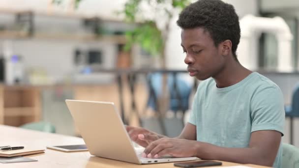 Ztráta, mladý Afričan reagující na selhání na notebooku — Stock video