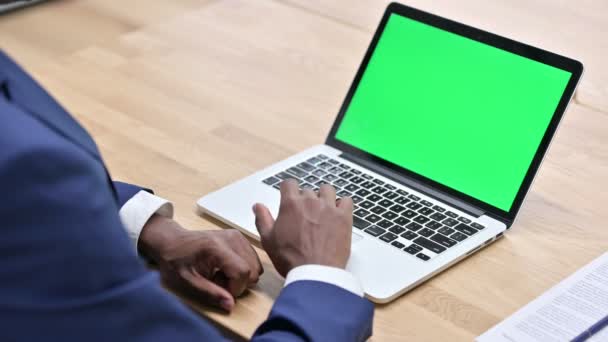 Homem Africano usando laptop com tela Chroma — Vídeo de Stock