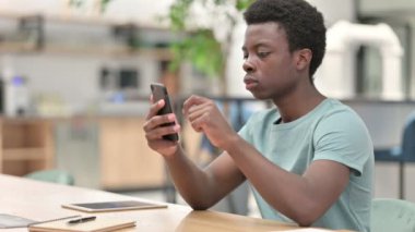 Akıllı telefon kullanan genç Afrikalı adam, İnternet taraması