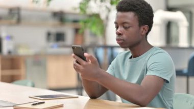 Genç Afrikalı Adam Akıllı Telefon 'da Başarıyı Kutluyor