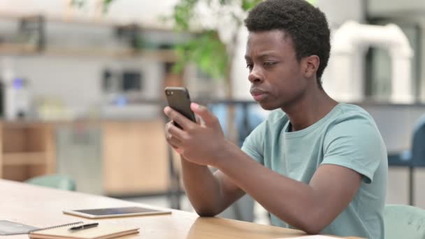 Rozrušený mladý Afričan se ztrátou na smartphonu — Stock video