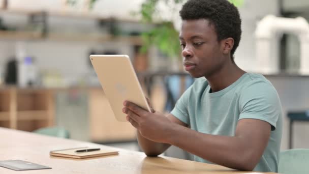 Hombre joven africano reaccionando a la pérdida en la tableta — Vídeos de Stock