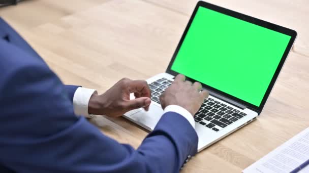 Afrikaanse man werkt op laptop met chroma scherm — Stockvideo