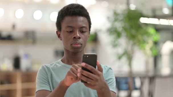 Jovem Africano Usando Smartphone, Mensagens de texto — Vídeo de Stock