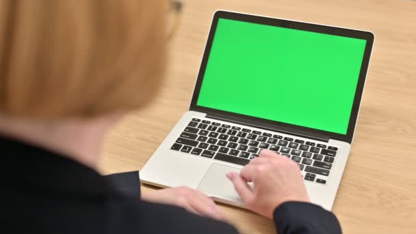 Visão traseira do laptop de rolagem de empresária com tela Chroma — Vídeo de Stock