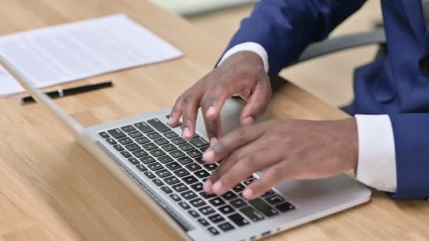 Africano homem de negócios mãos digitando no laptop — Vídeo de Stock