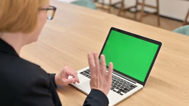 Empresária Sênior usando laptop com tela Chroma — Vídeo de Stock
