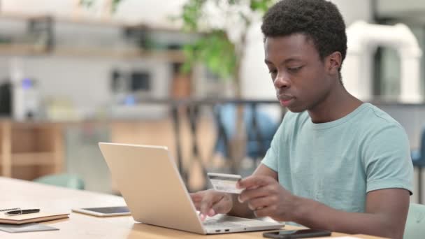 Online nakupování, Online platební neschopnost pro mladého Afričana — Stock video