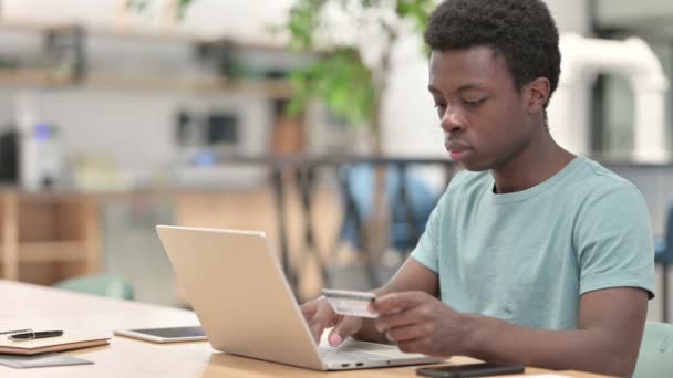 Úspěšné online nakupování na notebooku od mladého Afričana — Stock video