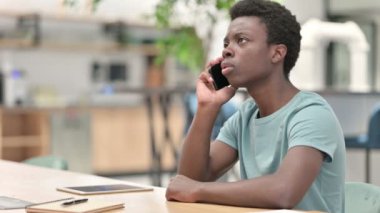 Genç Afrikalı Akıllı Telefonla Konuşan, Telefon Çağrısı