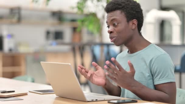 Videochatt av ung afrikansk man på bärbar dator — Stockvideo