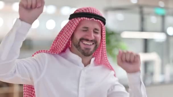 Ενθουσιασμένος Άραβας που χορεύει και απολαμβάνει — Αρχείο Βίντεο
