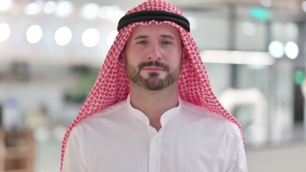Empresario árabe positivo diciendo que sí por sacudir la cabeza — Vídeo de stock