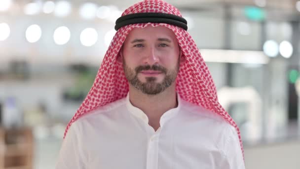 Empresário Árabe Assertivo com Apontando para a Câmera — Vídeo de Stock