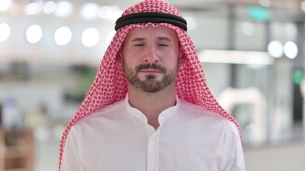 Arabischer Geschäftsmann sagt per Kopfschütteln Nein — Stockvideo
