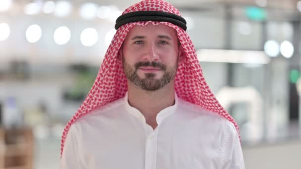 Alegre empresario árabe saludando a la cámara — Vídeos de Stock