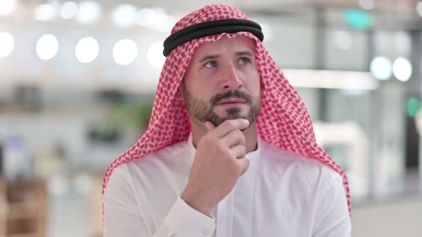 Empresario árabe pensativo pensando nueva idea — Vídeos de Stock