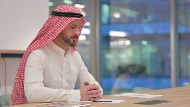 Empresario árabe serio mirando la cámara — Vídeos de Stock