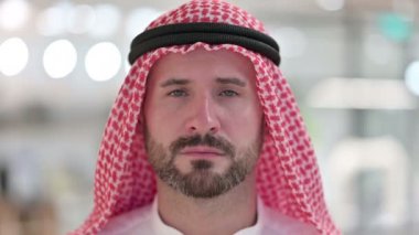 Ciddi Arap Adam 'ın Yüzü