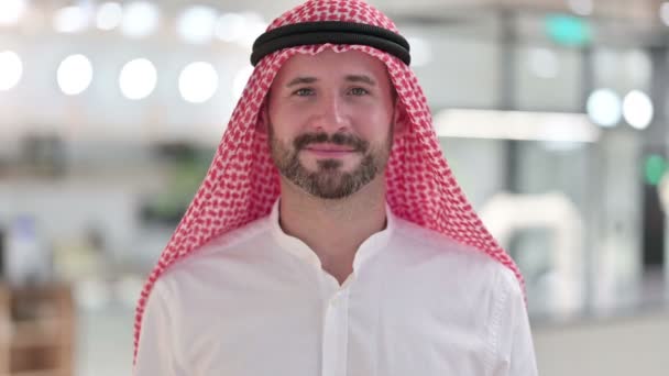 Empresario árabe exitoso mostrando signo de victoria con la mano — Vídeos de Stock