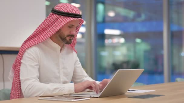 Árabe Empresario con ordenador portátil mirando a la cámara — Vídeos de Stock