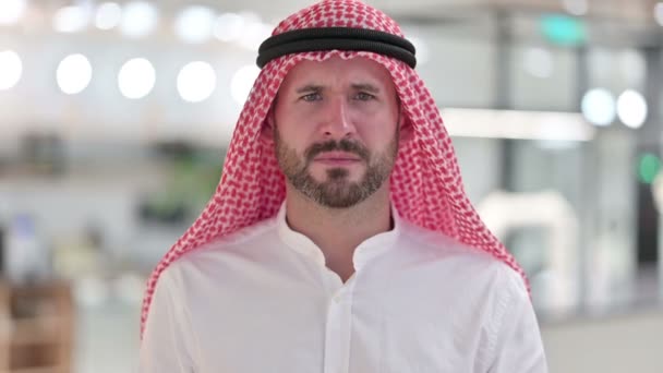 Empresario árabe decepcionado reaccionando a la pérdida, fracaso — Vídeos de Stock