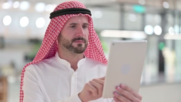 Empresario árabe reaccionando a la pérdida en la tableta — Vídeos de Stock