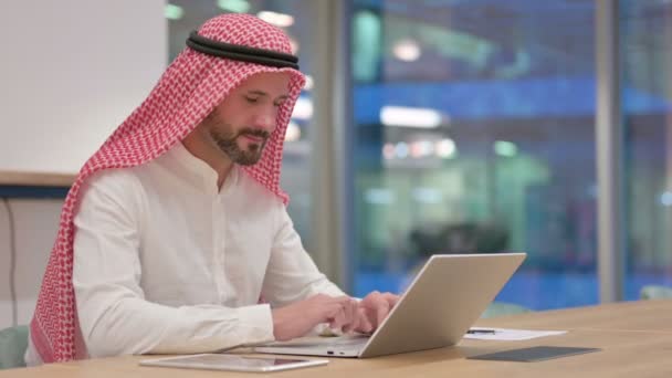 Pulgares hacia arriba por el empresario árabe positivo que trabaja — Vídeos de Stock
