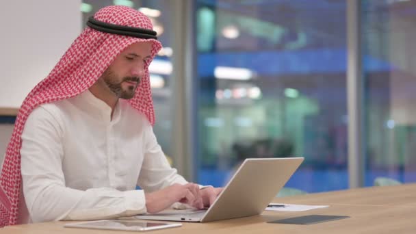 Empresario árabe profesional que trabaja en el ordenador portátil — Vídeos de Stock