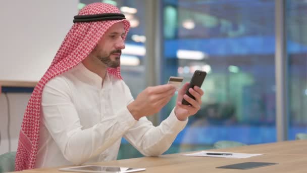 Empresario árabe con pago en línea exitoso en Smartphone — Vídeos de Stock
