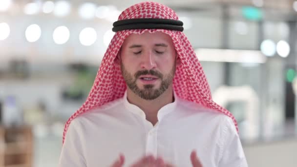 Empresário Árabe Religioso Orando a Deus — Vídeo de Stock
