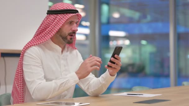 Empresario árabe molesto que tiene pérdida en el teléfono inteligente — Vídeos de Stock
