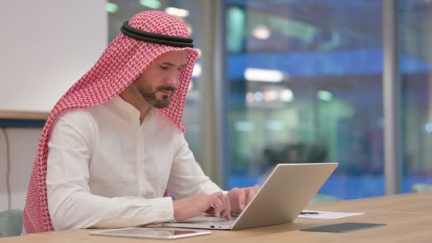 Empresario árabe con ordenador portátil diciendo no con el dedo signo — Vídeos de Stock