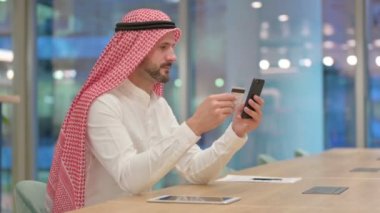 Arap İşadamı Smartphone 'da Çevrimiçi Ödeme Yapıyor