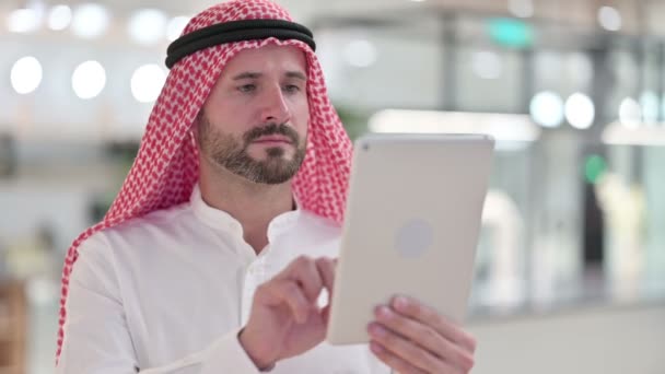 Arab Businessman using Digital Tablet, Browsing Internet — Stock Video