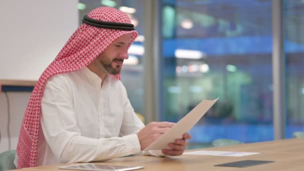 Empresario árabe celebra éxito en documentos — Vídeos de Stock