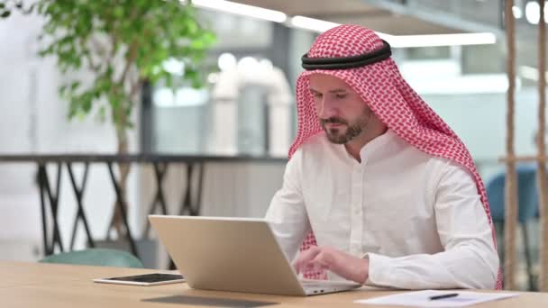 Empresario árabe con ordenador portátil diciendo no con el dedo signo — Vídeos de Stock