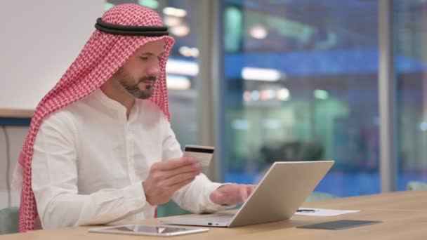 Éxito del pago en línea en el ordenador portátil para el hombre de negocios árabe — Vídeos de Stock