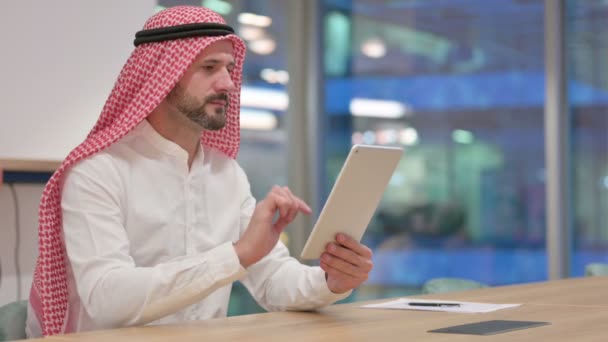 Empresario árabe usando tableta en la oficina — Vídeos de Stock