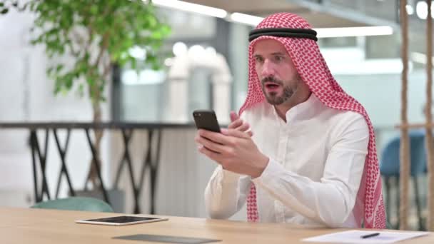 Αναστατωμένος Άραβας επιχειρηματίας έχοντας απώλεια για Smartphone — Αρχείο Βίντεο