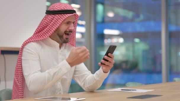 Empresario árabe celebra éxito en Smartphone — Vídeos de Stock
